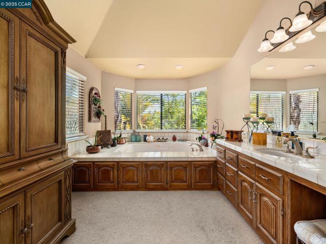 4640 Kingswood Dr, Danville CA: https://media.crmls.org/mediaz/d6011f66-025e-4cbc-a822-da6c0e9b2721.jpg