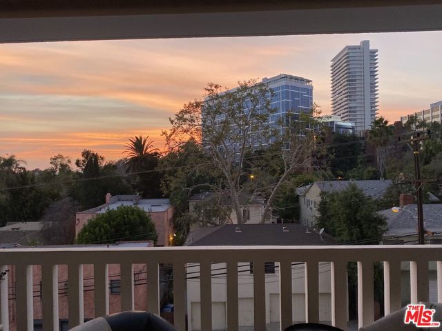 999 N Doheny Drive, West Hollywood CA: https://media.crmls.org/mediaz/d6014a51-7633-4519-a923-e6e2a5502585.jpg