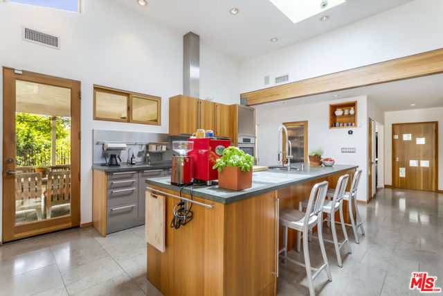 8631 Allenwood Road, Los Angeles CA: https://media.crmls.org/mediaz/d601b9cf-d8c6-430b-b7aa-33c0295fdd90.jpg