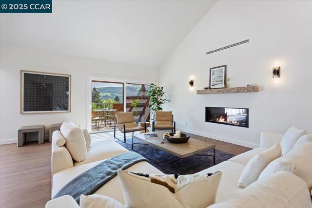 316 Village View Ct, Orinda CA: https://media.crmls.org/mediaz/d6032fbd-8640-46b9-a987-5d94384ade27.jpg