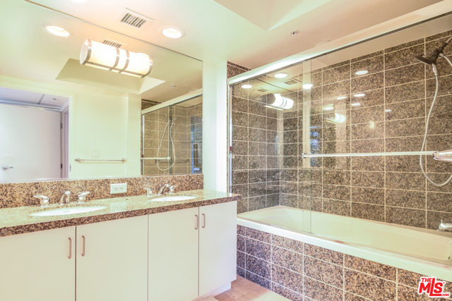 13700 MARINA POINTE Drive, Marina del Rey CA: https://media.crmls.org/mediaz/d6033fc3-30be-45a5-bc5f-9fa80310e7f8.jpg