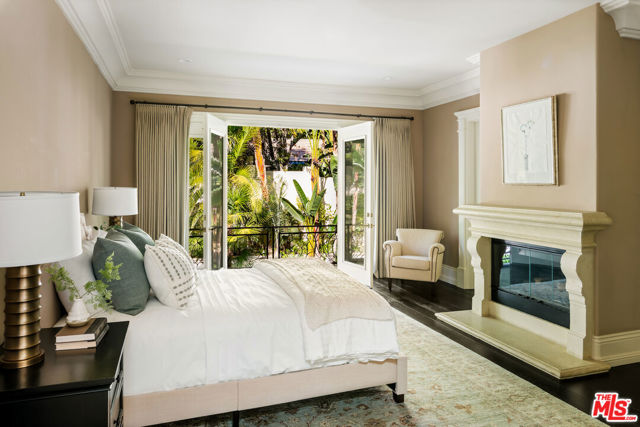 1350 Benedict Canyon Drive, Beverly Hills CA: https://media.crmls.org/mediaz/d6050551-c02d-4654-9b9f-58ba85308879.jpg