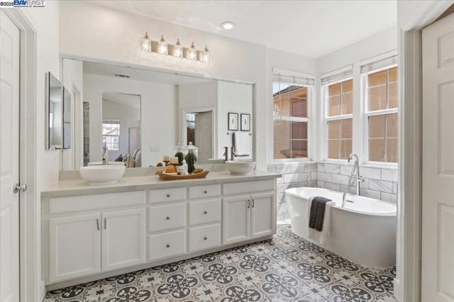 3989 Strafford Ct, Dublin CA: https://media.crmls.org/mediaz/d6057a54-0358-4fd5-b27d-cbd992323ac4.jpg