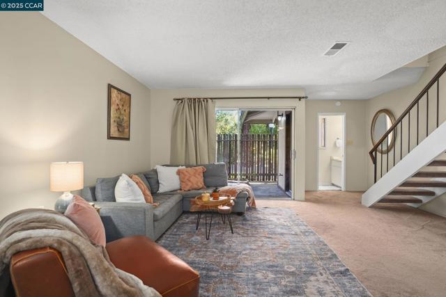 5475 Roundtree Pl, Concord CA: https://media.crmls.org/mediaz/d605d831-756a-409e-a1ed-5fcd19e79f68.jpg