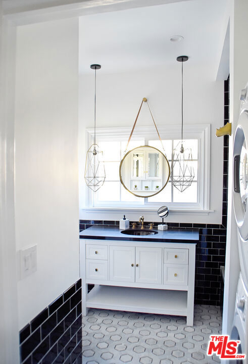 135 1/2 N Harper Avenue, Los Angeles CA: https://media.crmls.org/mediaz/d606d8d5-f055-4a61-8d62-7bd71a629105.jpg