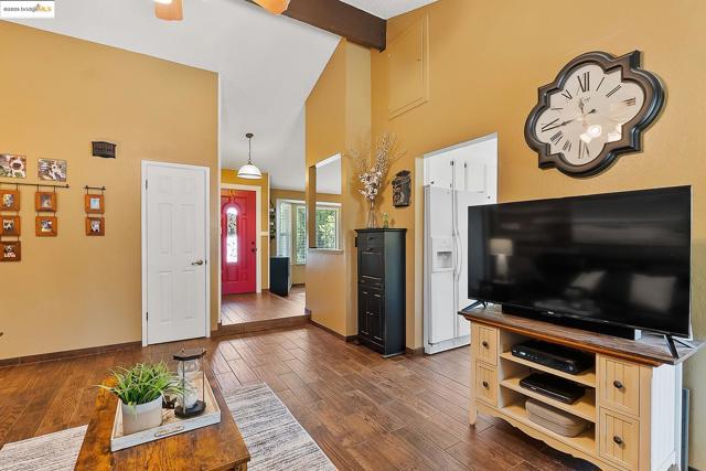 53 Zinfandel Ct, Oakley CA: https://media.crmls.org/mediaz/d607343b-d8f3-4e99-9101-1fdcbfe08524.jpg