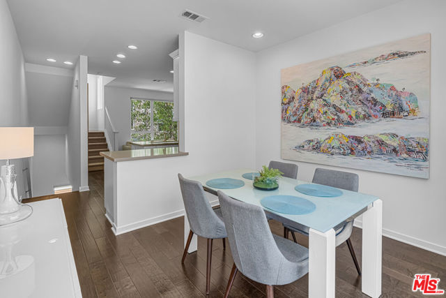 5633 Observation Lane, Los Angeles CA: https://media.crmls.org/mediaz/d6073a83-bd2d-4d2b-9580-c63e3709c3f7.jpg