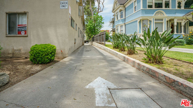 275 S Marengo Avenue, Pasadena CA: https://media.crmls.org/mediaz/d6075f6c-3328-4039-9884-4589daf626a8.jpg
