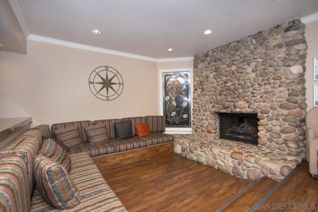 8880 Villa La Jolla Dr, La Jolla CA: https://media.crmls.org/mediaz/d6098e16-6e5c-4a91-8823-f5412acb6e10.jpg