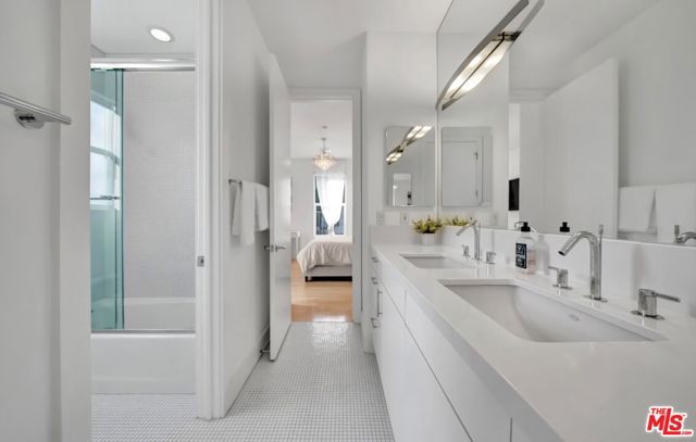 2752 Stone View Court, Los Angeles CA: https://media.crmls.org/mediaz/d60a0263-0e19-49ec-bde9-0fa24427274b.jpg