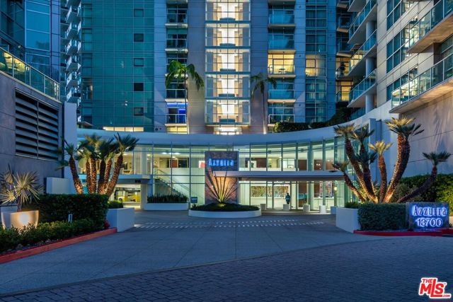 13700 MARINA POINTE Drive, Marina del Rey CA: https://media.crmls.org/mediaz/d60a4743-8b0b-413e-bc29-2c655a211a54.jpg
