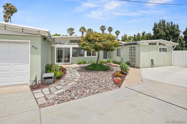 435 Country Club Ln, Coronado CA: https://media.crmls.org/mediaz/d60ba771-6a2e-48e8-a60c-5a47be21a96c.jpg