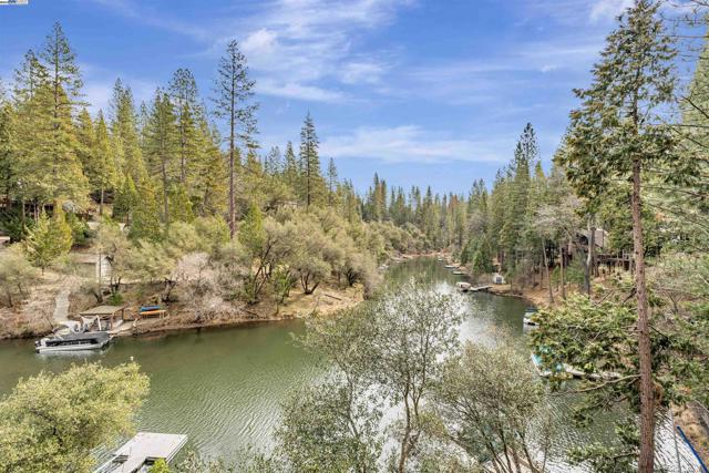 20244 Lower Skyridge Dr, Groveland CA: https://media.crmls.org/mediaz/d60c6081-9e99-4a08-984d-bc58fae618f7.jpg