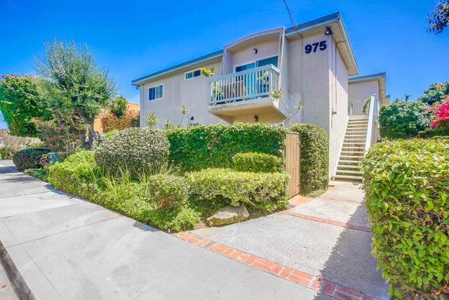 975 Laguna Drive, Carlsbad CA: https://media.crmls.org/mediaz/d60d23af-7747-46f8-a695-0c4f4eca4adb.jpg