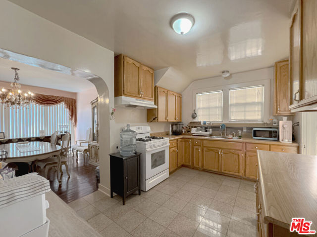 1322 S Bronson Avenue, Los Angeles CA: https://media.crmls.org/mediaz/d60e4bf2-0b84-40ba-8401-dcdf8e2dc5ba.jpg