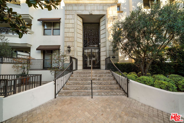 122 N Clark Drive, West Hollywood CA: https://media.crmls.org/mediaz/d60e6cb9-8fc3-420e-91ab-57ada0389f5a.jpg