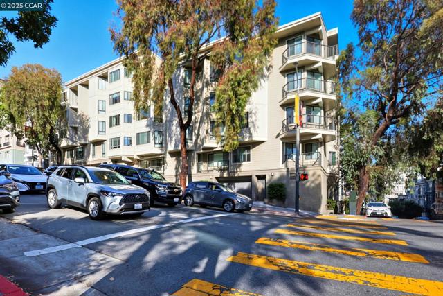 1700 Gough St, San Francisco CA: https://media.crmls.org/mediaz/d60edfb3-0874-4e20-93f1-74637325f47e.jpg