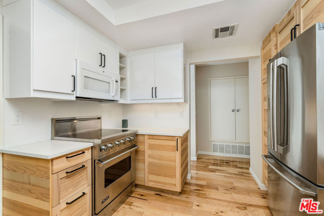 4042 Stoneriver Court, Westlake Village CA: https://media.crmls.org/mediaz/d60f71aa-c5fc-49a6-8ce1-c4fb230f63dc.jpg