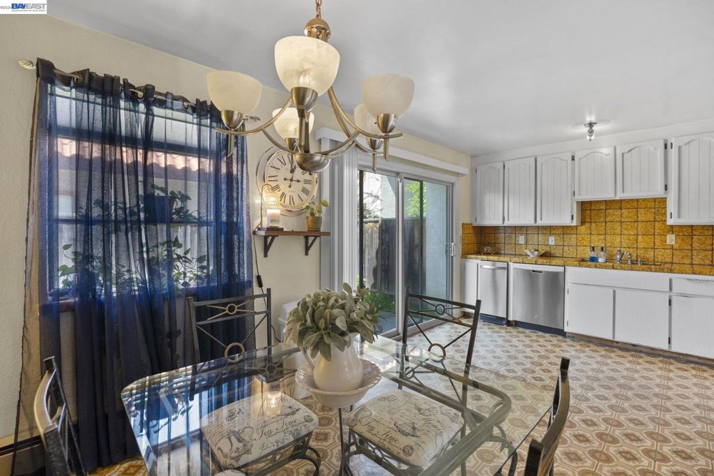 https://media.crmls.org/mediaz/d610b1a6-592b-449a-9399-6bcd1591d8ab.jpg?preset=X-Large