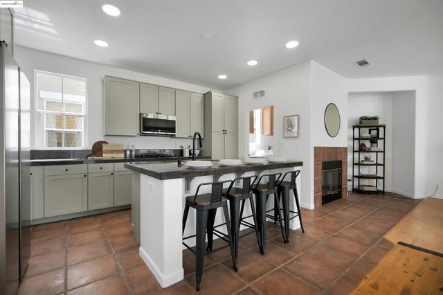 1165 Cottage Ln, Hercules CA: https://media.crmls.org/mediaz/d611051a-f61f-4cdd-b958-300ca9413b73.jpg