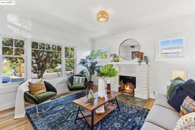 1350 Curtis St, Berkeley CA: https://media.crmls.org/mediaz/d61170bc-b261-4cff-b576-97c1e0f5d8f0.jpg