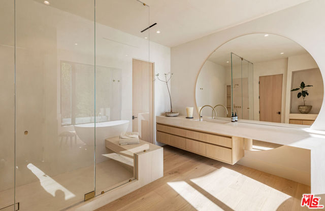 24824 Pacific Coast Highway, Malibu CA: https://media.crmls.org/mediaz/d61281df-c322-4dea-a4e2-cae3cc91be39.jpg