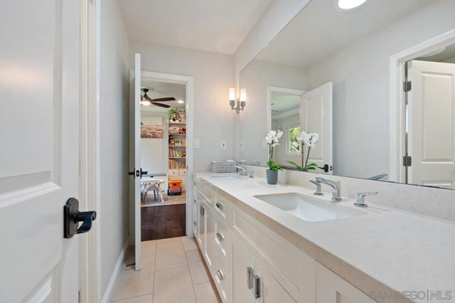 8874 La Jolla Scenic Dr N, La Jolla CA: https://media.crmls.org/mediaz/d612c6b8-8ac4-4d85-92be-30181ac39de9.jpg