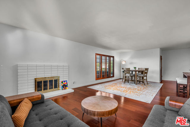 2925 Dona Susana Drive, Studio City CA: https://media.crmls.org/mediaz/d612ce91-079e-4904-8677-33ef71720aa3.jpg