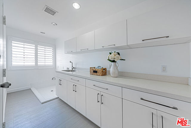 10611 Ashton Avenue, Los Angeles CA: https://media.crmls.org/mediaz/d612e566-cb8e-4084-9445-4b53d26150ed.jpg