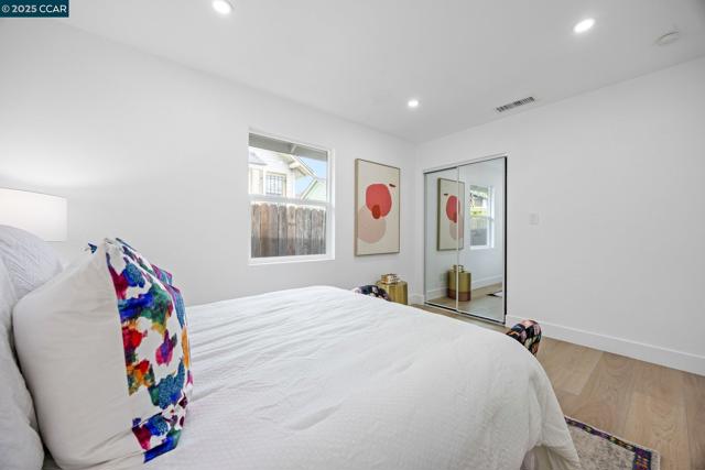 2133 39Th Ave, Oakland CA: https://media.crmls.org/mediaz/d6131309-d388-48fa-952d-97e50966c966.jpg