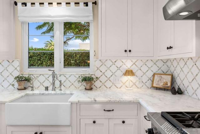 7725 Whitefield Pl, La Jolla CA: https://media.crmls.org/mediaz/d6142f92-d509-4411-8f6e-a4abb92d325d.jpg