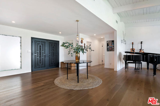 17237 Quesan Place, Encino CA: https://media.crmls.org/mediaz/d6146834-8b9b-48d4-9ab2-c32dcc47e386.jpg