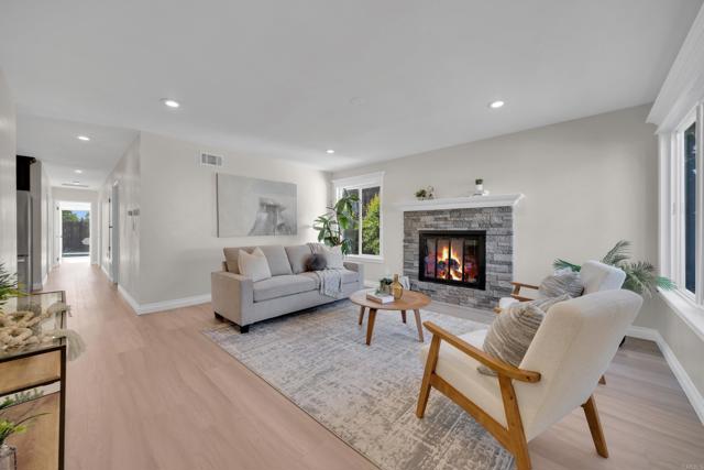 Home for Sale in Lakeside