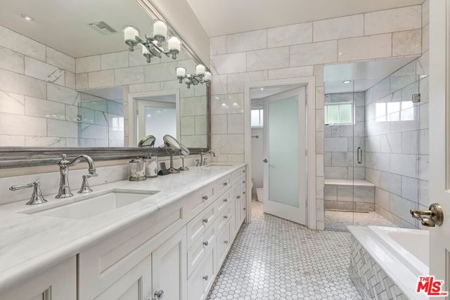 10798 Weyburn Avenue, Los Angeles CA: https://media.crmls.org/mediaz/d614e8e8-90bb-4170-bbe0-07e008498068.jpg