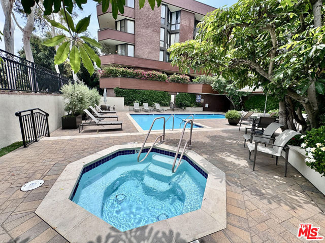 300 N Swall Drive, Beverly Hills CA: https://media.crmls.org/mediaz/d6150a74-9435-43a3-98b8-b71c6e0409cc.jpg