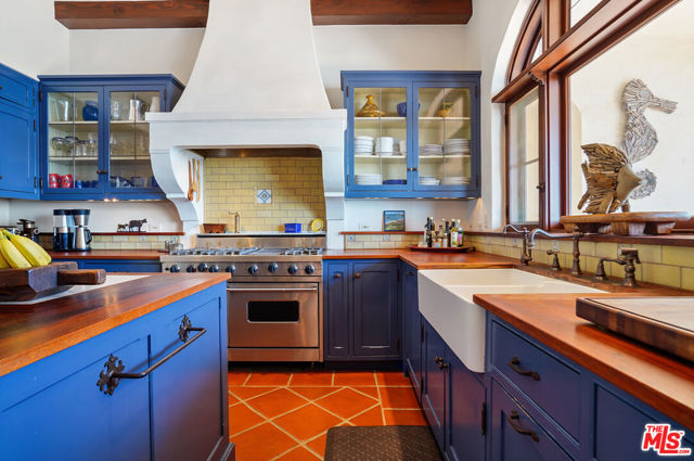 22800 Beckledge Terrace, Malibu CA: https://media.crmls.org/mediaz/d6160e6a-4577-45cf-9483-38517007b242.jpg