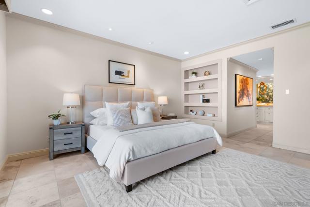 2885 Caminito Merion, La Jolla CA: https://media.crmls.org/mediaz/d61732f1-366c-4549-b99b-43ccbeac5c6f.jpg