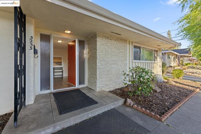 5235 Adelaide WAY, Carmichael CA: https://media.crmls.org/mediaz/d6173633-e056-4f5e-b180-43d3771c42dd.jpg