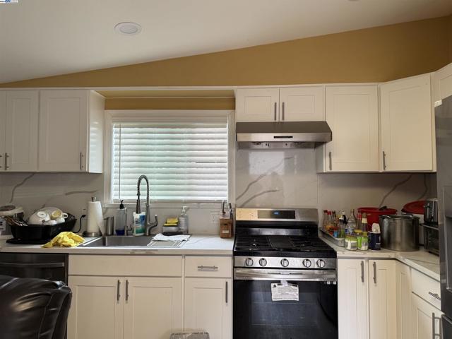 14955 Lark St, San Leandro CA: https://media.crmls.org/mediaz/d61847f5-6a07-4629-8118-96b830bd50d6.jpg