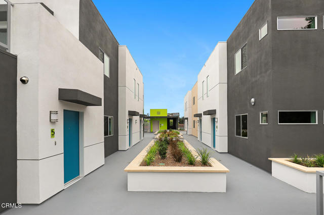 2000 Lake Avenue, Altadena CA: https://media.crmls.org/mediaz/d618491f-b39d-481d-9ce2-cb689b01ac3c.jpg