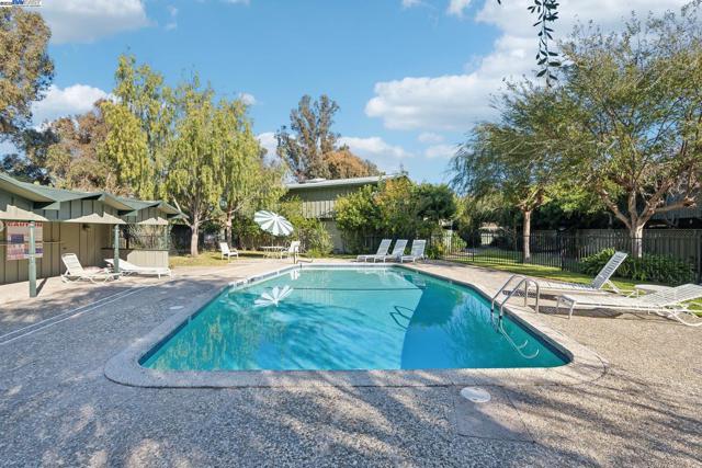 278 Monroe Dr., Mountain View CA: https://media.crmls.org/mediaz/d61916b0-690d-4bc2-935a-b7c08d0c3937.jpg