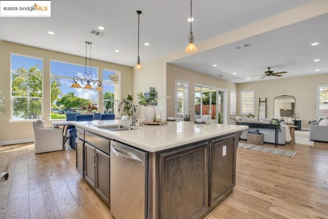133 Clear Lake Ct, Oakley CA: https://media.crmls.org/mediaz/d6193477-5760-492f-a9a9-6c368855a9c6.jpg