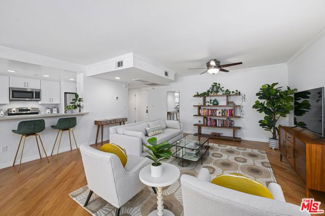 725 S Barrington Avenue, Los Angeles CA: https://media.crmls.org/mediaz/d619abed-99c2-4283-ad2f-8c14cfbc941e.jpg