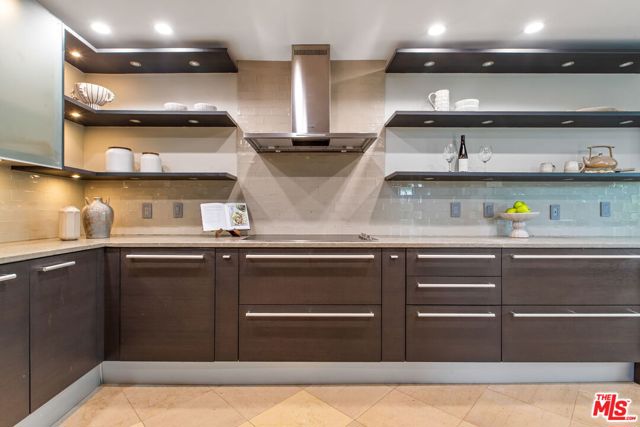 300 N Swall Drive, Beverly Hills CA: https://media.crmls.org/mediaz/d61c2a9d-85e9-49e3-bab4-a8074fb936b4.jpg