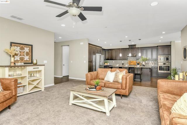 847 Dunmore St, Oakley CA: https://media.crmls.org/mediaz/d61c3ae5-4c94-4df8-9d1e-c32563bd595a.jpg