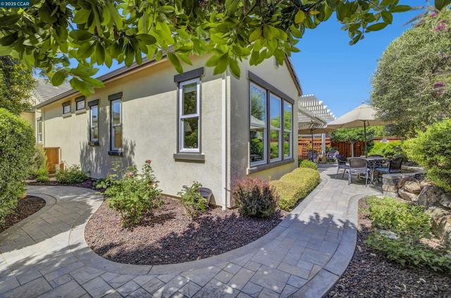 1648 Chianti Ln, Brentwood CA: https://media.crmls.org/mediaz/d61cc020-666f-498a-9f0a-75349d7e24be.jpg
