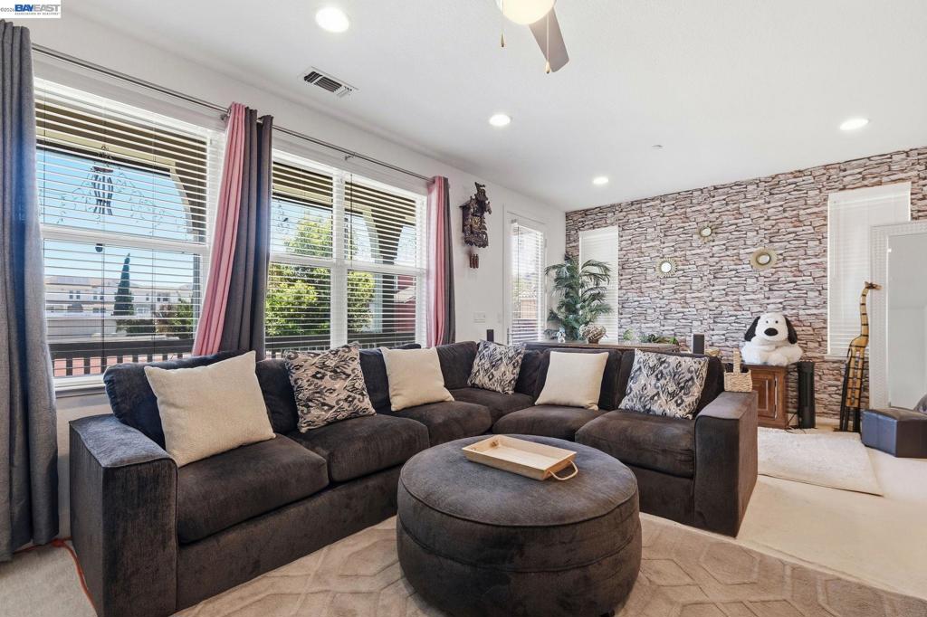 https://media.crmls.org/mediaz/d61d36a7-cff0-469e-9637-a2dc37fd3862.jpg?preset=X-Large
