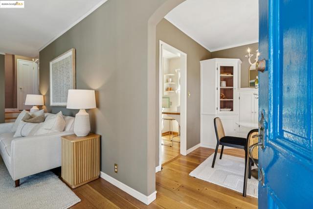 4221 Whittle Ave, Oakland CA: https://media.crmls.org/mediaz/d61d4763-99c8-45d6-b76f-d4f213efe5f9.jpg