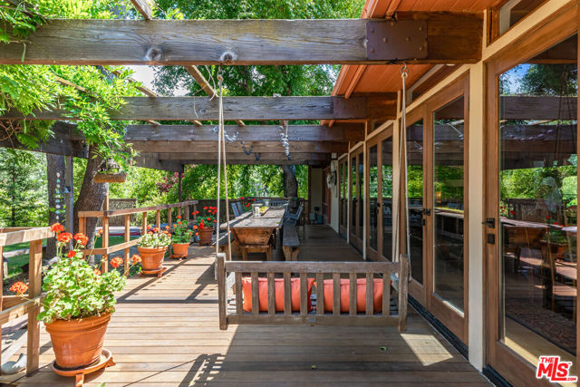 1064 Meadows End Drive, Calabasas CA: https://media.crmls.org/mediaz/d61da800-6f2a-4955-bb80-8b2178578d25.jpg