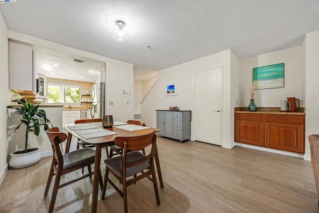2719 Oak Rd, Walnut Creek CA: https://media.crmls.org/mediaz/d61e3608-88fd-4cdd-985e-4a91710ff2c8.jpg